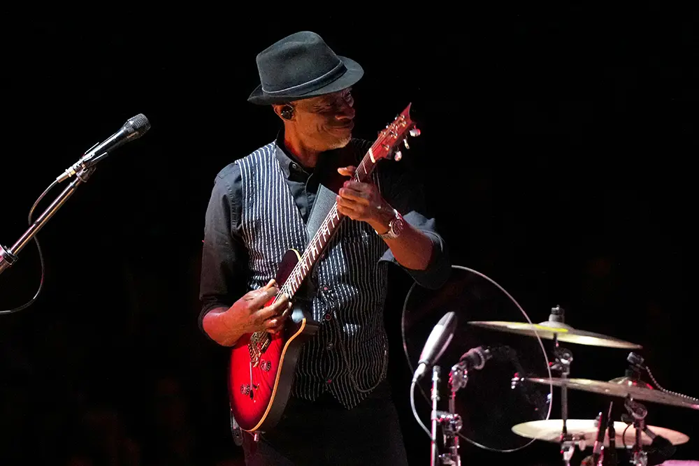 Crowd at a Keb' Mo' show